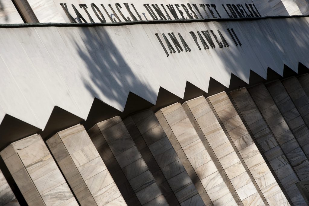 Fronton głównego budynku uniwersytetu z napisem Katolicki Uniwersytet Lubelski Jana Pawła II