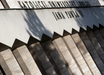 Fronton głównego budynku uniwersytetu z napisem Katolicki Uniwersytet Lubelski Jana Pawła II