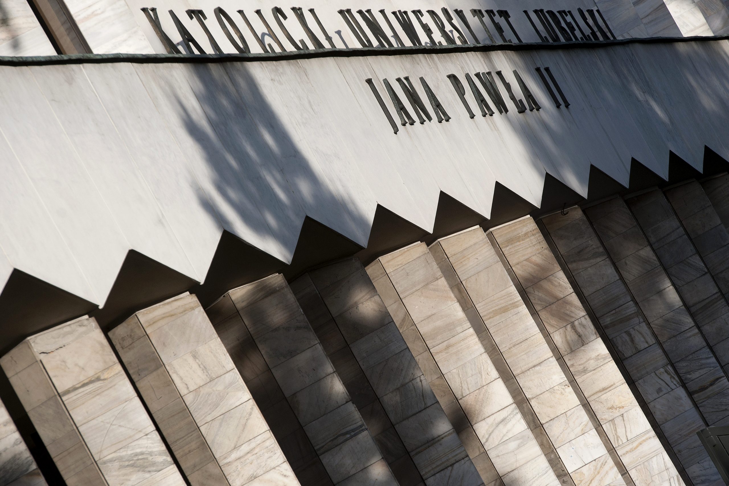 Fronton głównego budynku uniwersytetu z napisem Katolicki Uniwersytet Lubelski Jana Pawła II
